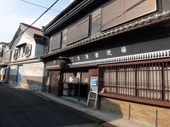 「寿齢」の酒蔵が近くにありました。
この通りを進むと大きめのイオンとホームセンターがあるので安くいろいろ買うことができます。
イオンの入口付近のコーナーではお土産コーナーが充実しており、お菓子から鯛味噌など調味料までそろっています。値段は他所とあまり変わらず。