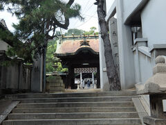 ロープウェイ乗り場のすぐ近くにある艮(うしとら)神社にお参り。
写真の右側白いコンクリートが乗り場で神社の境内直上をロープウェイで通過することになります。