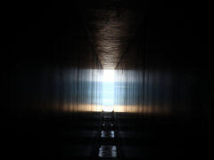 家プロジェクトの護王神社（杉本博司）の石室から眺めた風景。水平線が見えます。本殿と子の石室がガラスの階段で結ばれているそうです。途中で食べたソフトクリームのお店の方が絶対に行ったほうがいいと勧めてくれて、結構階段上ったけど良かった。