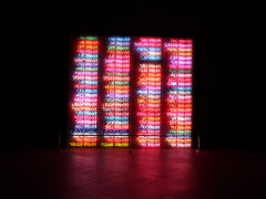 ブルース・ナウマン　100生きて死ね　ネオンサインで"~~ AND LIVE"、"~~ AND DIE"　と書かれた言葉が一つずつ点灯して最後に全てのメッセージが。思い切り生きろそして死ねみたいなことかなぁ。（感じ方は人さまざまということで・・・）