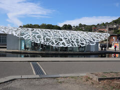 14時20分女木島発のフェリーに揺られ20分、男木島に到着。ジャウメ・プレンサ　男木島の魂　フェリーのチケット売り場のある待合所。