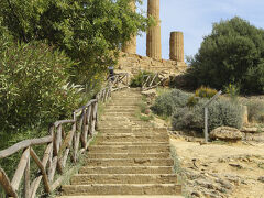 ジュノー（ヘラ）神殿（Tempio di Giunone Lacinia）#1。
神殿の谷の東端、標高120mの丘（神殿の谷では最も高い）に立つBC460年～440年建造の神殿跡。