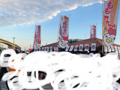 お目当ての手羽先の唐揚げ屋さんを探すのに一苦労で、、、全然逆方向探してたわ
これまた多い
夫に「無理」の一言で終了
なんだか気分が悪い
私はこの手羽先の為に、ここに来たのに&#128557;
やっぱり最初に探さなきゃですね
呑気にせんべい汁食べてた私が悪い
他の店で、手羽先、胡麻団子、韓国版おやきみたいなの、シフォンケーキ買いました
帰りは道路大渋滞でした
トンネルまで混んでた
5時とかじゃ絶対に遅いです
でも、早く行っても開く時間はお店によってまちまちみたいですし、お店の場所のパンフレットが100円で売ってました。それだけ多いという事だよね