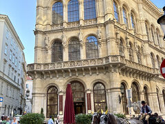 有名なCafe Centralと馬車。