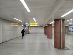 8月12日　火曜日

在大阪・神戸インド総領事館までトランジットビザを申請しに行きます。
総領事館は京阪北浜駅５番出口から徒歩20分弱のところにあります。地下鉄堺筋本町駅からはすぐですが、節約のため歩いていきます。

ビザの申請は郵送でもできるようですが、不備がありそうなので私は窓口で申請します。