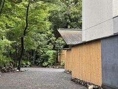 今回は全開。
今までこちらから中を覗いたことが無かったので、そういう意味では少し新鮮でした。
しかしこれを見たらやはり裏門。
表門から入ることをお勧めします。