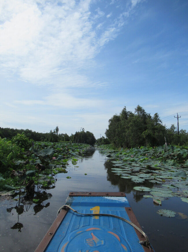 エンジンが付いたボートで移動。<br />エンジンボートだけに乗ると90,000ドンなのでお得な感じ。