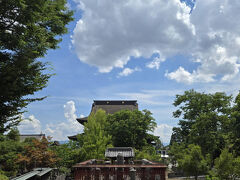 善光寺に来ました、北から見た国宝の善光寺本堂です