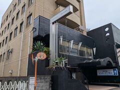 途中から小雨となりましたが、徒歩15分ほどで丁度午後4時に到着。
ホテルサンガーデン松山。

旅行を決めたのが1週間前で、お盆休みということもありドミトリーは既に売り切れ。ホテルも大半が1万円以上の表示。
そんな中で見つけたのがこちら。
朝食付きで9000円表示のところ割り引き適用で7380円成り。
普段は5000円らしいのですが、お盆休みの土曜日宿泊と言うことでOKとしました。