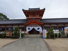 赤い社殿が特徴的です。