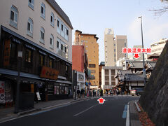 「2) 庚申庵でまったりお茶を
　https://4travel.jp/travelogue/11997431」からの続きです。
----------------------

伊佐爾波神社から歩いて「道後温泉本館」へ向かうと、
すごい人だかり (ﾟДﾟ ;)
インバウンド客が記念撮影の順番待ちをしています。
混雑を避け、このまま道沿いに進んだら、