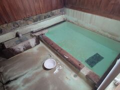 誰もいないから撮影。水でぬるめられないので入るの断念。