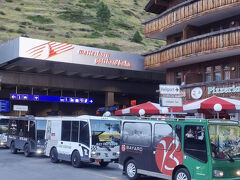 ツェルマットには17：17に到着しました。市内はガソリン車は走ることが出来ません、写真の電動車か馬車しか走れません。