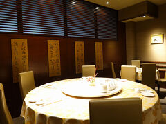 そして帰る日の遅めのランチに、老香港酒家へ。もともと1995年、阪神・淡路大震災の後、北野に開かれたお店。

地下鉄四条駅に直結。ビルの地下とは思えない、落ち着いた空間です。
この日も38度を超えるような暑さ。そんな日は外に出ずに行けるお店がありがたいです。