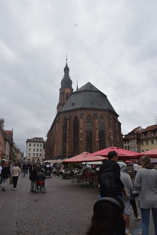 マルクト広場（プラッツェ）です。聖霊教会の前の道がメインストリートでしょう。