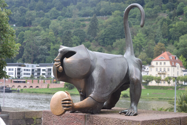 橋の南側、門の前にこんな像がありました。ちょっとほっこり！