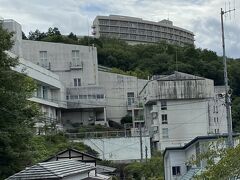 今宵のお宿の建物。上は恵那峡温泉ホテルゆずり葉