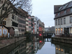 8:00出発。

歩いてストラスブールの町を回ります。
雨がポツポツ降りどんよりしている天気
プチット・フランス。
昔はフランス病(梅毒)の病院があったという。今ではそんな雰囲気は全くなく、木組みが立ち並ぶ美しい地区です。