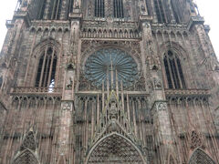 で、でかい。全体がなかなか写真に納まりきれない。
赤色砂岩で造られたゴシック様式の大聖堂。
1015年から250年以上の歳月をかけて造られた。一度火災により焼失していますが、再建されました。最初はロマネスク様式から始まり、ゴシック様式に変わったそうです。
142ｍある1本の尖塔。