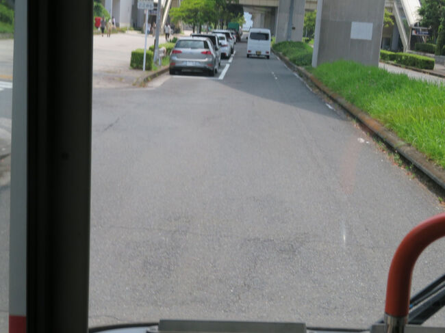 右折して細道へ入ると市大医学部バス停