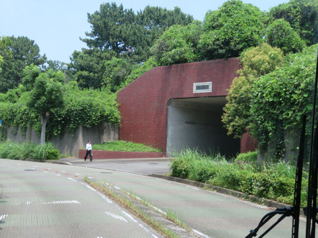 レンガのトンネルの先は横浜ヘリポート<br />横浜市消防局の運営