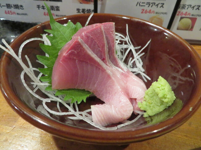 お刺身はおまかせ<br />ワラサだったかな？<br />着飾らない日常的なほっとするようなお昼ごはん<br />こういうのを食べられる幸せ～♪最近少なくなってきた気がします