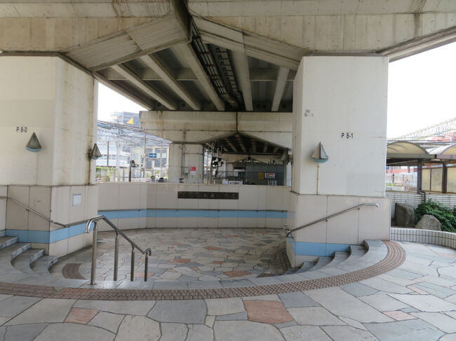 すずらん通り商店街のはじっこまで来ちゃった。<br />とおりがかったレディに、文庫駅に行くにはどう行くと近いか聞いてみたら<br />すずらん通りを戻って東口へ出ても、地下道を通って西口へ出ても同じくらい、と<br />ならば来た時と違う道を通りたくなるのが旅人だよね～