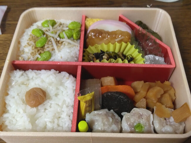 夏のかながわ味わい弁当<br />シウマイはもちろんのこと、三崎マグロ、三浦産芽ひじき、小田原蒲鉾、小田原産梅干、枝豆、きゅうり、白桃<br />ご飯には枝豆とちりめんじゃこの炒り煮のトッピング