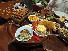 おもいっきりホテルを満喫した後は、Bumbu baliの新しい方のお店へ。
こちらはレストランの無料送迎がありました。ホテルから5分位の距離ですが安心＆便利ですね。