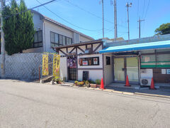 もうなかなか時間潰しも大変だ。。。で、11時過ぎたし口コミで選んだ「カキオコもりした」へ到着。
専用駐車場はこの建物の真裏になるので、聞いてから止めに行こう。