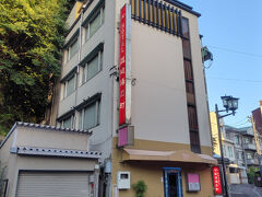 本日の宿泊先は、道後湯の町。
中心部にほど近い、道後温泉本館入浴券付きです。
駐車場はないけど、駅前にある安いめの駐車場に停めての徒歩圏内です。