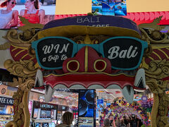 ウング・ラライ空港に着きました。