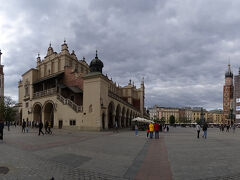中央広場をパノラマで撮影。旧市庁舎の塔、織物会館、聖マリア教会を1枚に収める。