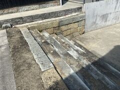 少し歩くと江戸時代の「南堀川遺構」がありました。この階段を使って船から荷物を上げ下ろししたようです。