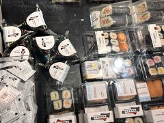 コープでお昼ご飯を調達します！
寿司とおにぎり発見！やっぱ日本食好きでしょ