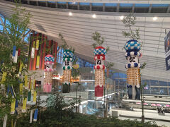 羽田空港に七夕飾りが施されていていました。
外国人にウケそうですね。
