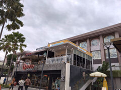 夕方になってショッピングモールへ。
ここで元メイドさん親子と待ち合わせです。