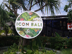 ホテルのプールサイドからレンタサイクルでビーチ沿いを走り、新しくできたショッピングモール「アイコンバリ」に向かいました。