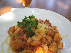 午前中にアイコンバリでお買い物を済ませ、ホテル近くまで戻り、ビーチサイドのレストランでランチ。潮風が気持ちよかったです。