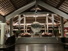 デンパサール空港に着いて、無事ホテルの送迎の方に会えた。
①e-VOA
②バリ島入島税
③電子関税申告書の登録
④SATUSEHAT　Helth Pass
全て登録していたのでスムーズに終わった。さらに国内線だったのでスムーズに空港を出ることができた。
②に関しては国内線だったので登録しなくても良かったかもしれないけど、４日間お世話になるのでしっかり事前申請しておいた。
車で２０分、パドマリゾートレギャンに到着。これこれ、このオブジェ。