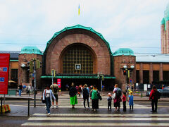 「ヘルシンキ中央駅」に向かいます。
これは正面ファサード。
右脇にシンボルの高さ48.5ｍの時計塔が聳えています。