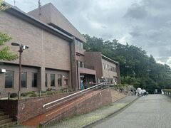 とりあえず『大町山岳博物館』に来てみました

晴れていれば3階の展望室から
北アルプスの素晴らしい山並みが見られるそうですが
今日はムリですね