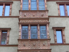 小さい顔がいくつの並んでいる。
全部で105もの顔があるという。
頭というより顔の家。それぞれ顔の表情が違う。
現在はホテルとレストランになっています。