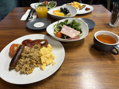 オーストラリア最終日
West Hotel Sydney, Curio Collection by Hiltonの朝食
ヒルトンオーナーズゴールド会員のため朝食無料フルビュッフェで温かいものも食べられて最高でした