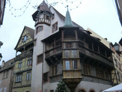 16世紀の建物でプフィスタの家。
ハウルの動く城のモデルになったといわれている建物。