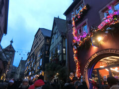 最後はリクヴェルへ移動。バスで約15分。
ここもすごい人です。

ブドウ畑の真珠と呼ばれている村で、周りはぶどう畑で囲まれている。
メイン通りをまっすぐ歩いて進めば10分ほどで終わってしまう小さな村です。
人があふれかえっている。