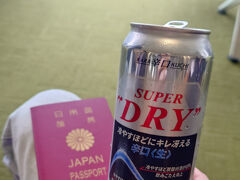 フライトの2時間弱前に成田に到着。
お盆なので出国に時間がかかると思いチェックイン後ラウンジにも寄らず、すぐに手続きをするも、過去最速？というほどの空き具合。
顔認証の導入やペーパーレス化の影響でしょうね。
搭乗までの時間を持て余したのでとりあえず登場するガルーダ機を眺めながらビールをいただきます。
