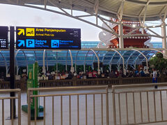 定刻に到着。
e-VOA(入国ビザ)以外は事前に日本で手続をしていました。混雑も覚悟していましたが、e-VOAもさほど待たず(2組10分弱？)に手続完了し、18時すぎには空港を出ました。
着いて早々に感じたのは「涼しい！」
今まで乾季でも6月とか9月後半～10月の旅行ばかりだったので空港を出ると若干ムワッとした空気を感じることが多かったのですが、今回は蒸し暑さをあまり感じず「乾季に来た」を実感し、快適でした。