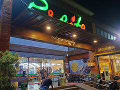 最初の宿泊先のクプクプバロンまでは所要時間約2時間。
今夜飲むビールを購入したくてガイドさんに依頼し、途中でスーパーに寄っていただきました。

COCOかBintangに寄って、とお願いしたのですがPepitoへ。
このPepito market、生鮮食品をメインに扱うちょっと高級路線のスーパーだそう。滞在中に何度もお世話になったのですが、実は今回初めて知りました。
2017年以降に浸透したスーパーなのでしょうか？

お惣菜コーナーが充実していて、こちらの店舗ではノリの良いお店のお姉さん達に「試食して！」と言われお惣菜のトンカツを試食したら「写真撮らせてー！」って撮られたのでSNSに上がってる…かも…？