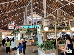 ビーチウォークのフードコート。ナシゴレンを頼んだけど辛かった。not spicy と言えばよかったかな。